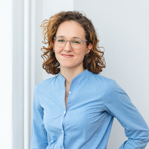 Leah Klees ist Unternehmensjuristin bei der caralegal GmbH mit Schwerpunkt auf KI-Governance und Datenschutzrecht. Sie spezialisiert sich darauf, komplexe regulatorische Anforderungen in umsetzbare, praxisnahe Maßnahmen zu übersetzen.