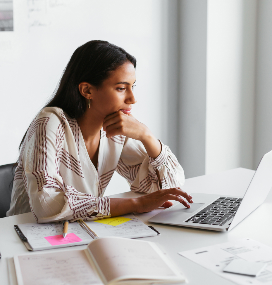 Person arbeitet am Laptop, prüft Gesundheitsdaten und bewertet die Content-Generierung minimal.
