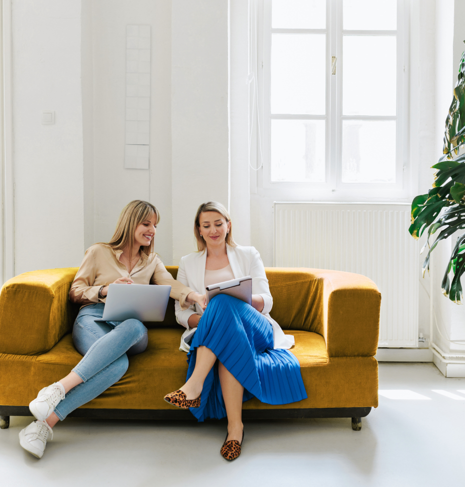 Zwei Dateschützerinnen unterhalten sich über den AI-Flow