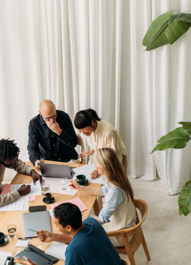 Junges Team arbeitet am großen Tisch