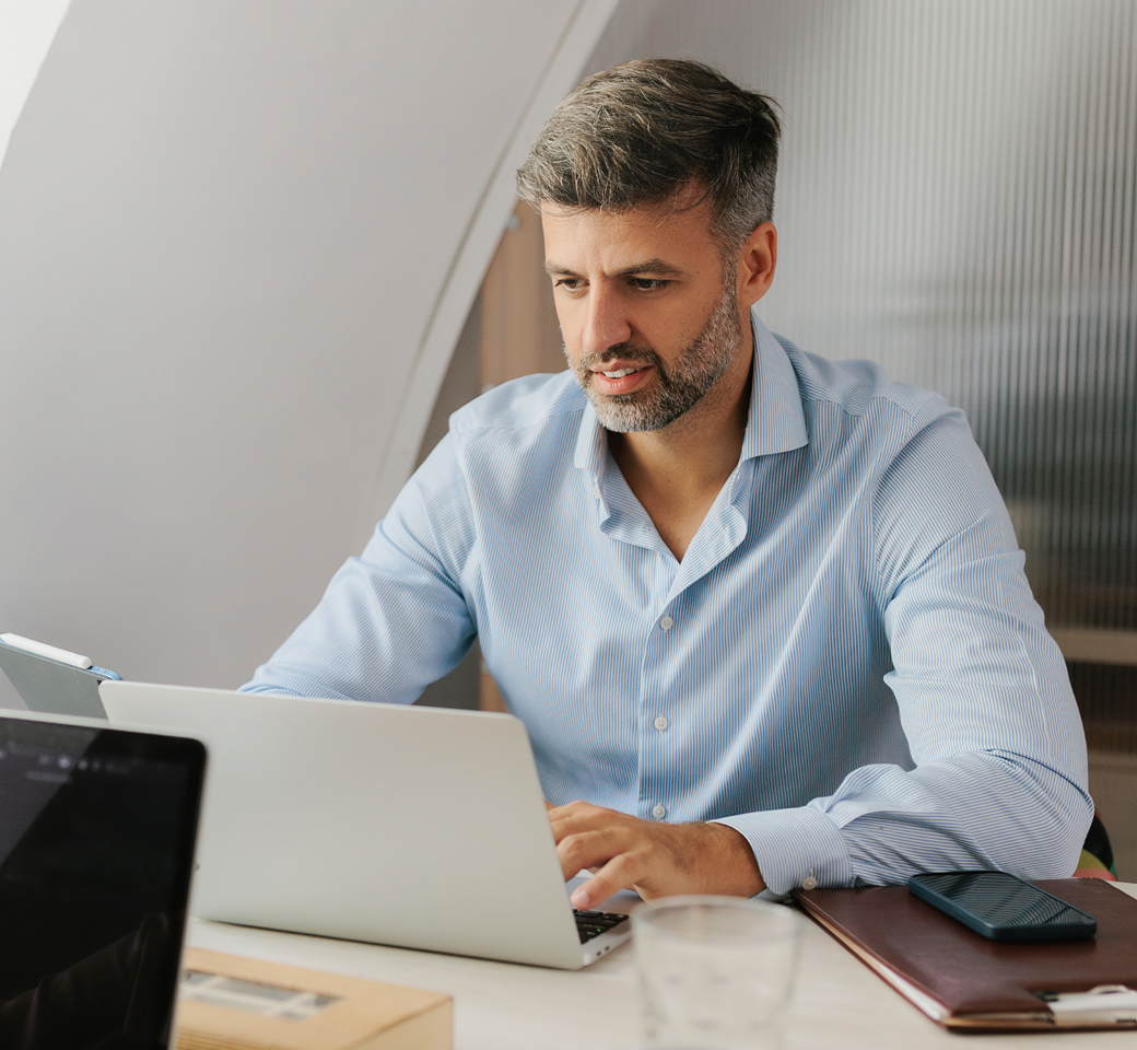 Person arbeitet am Laptop und nutzt AI Flow in einem modernen Büro.