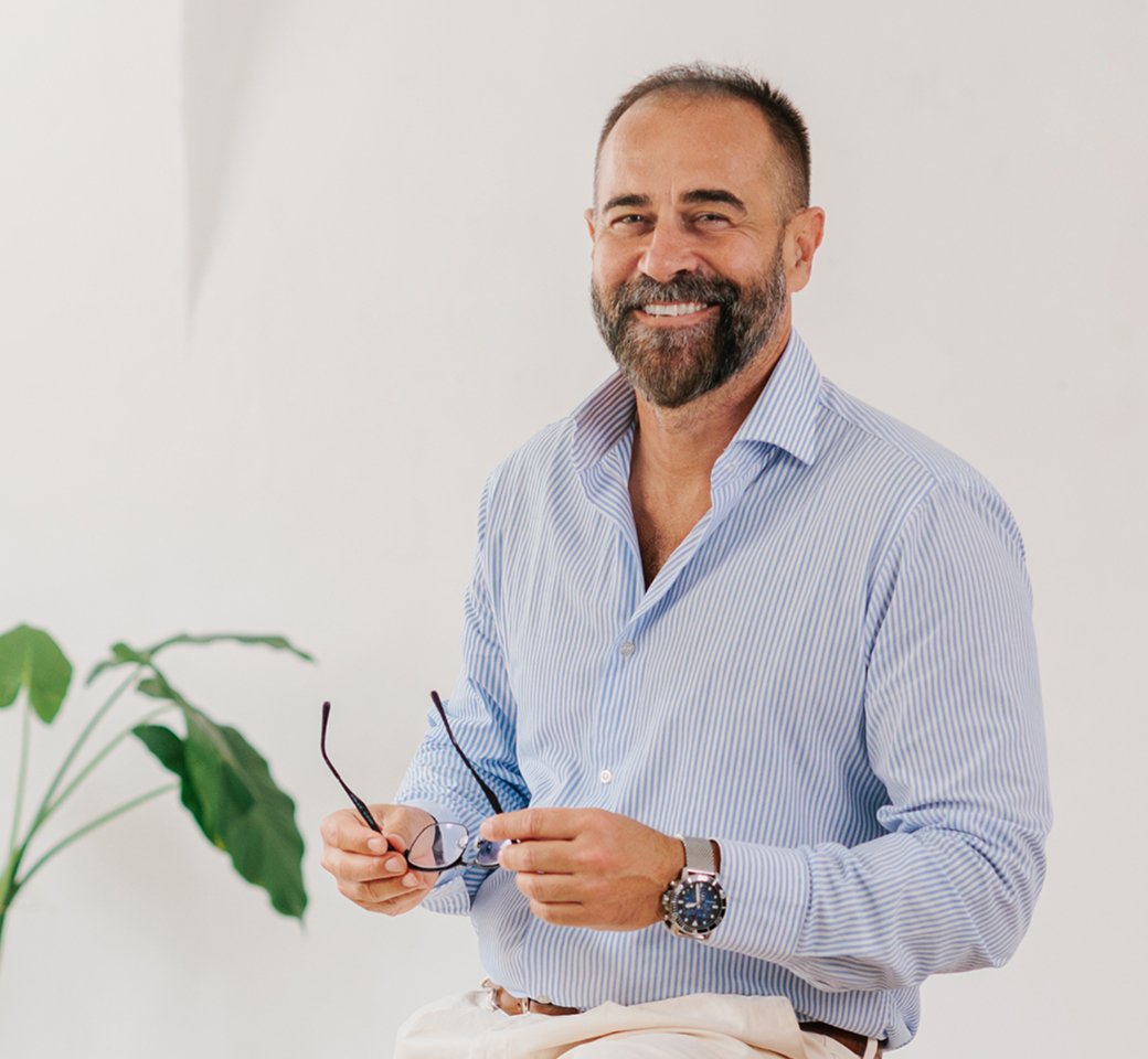 Person im beruflichen Umfeld präsentiert Lösungen für Datenschutz-Management mithilfe von Privacy-Flow am Tisch.