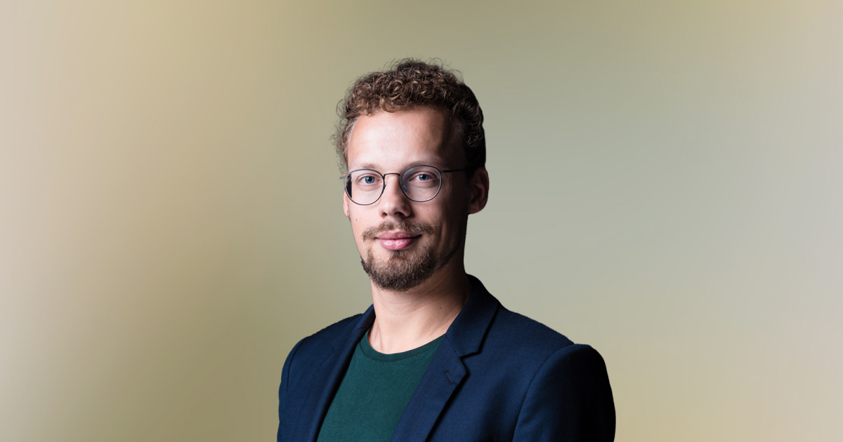 Professionelles Portr&auml;t von caralegal CEO &ndash; Bj&ouml;rn M&ouml;ller vor beigem Hintergrund