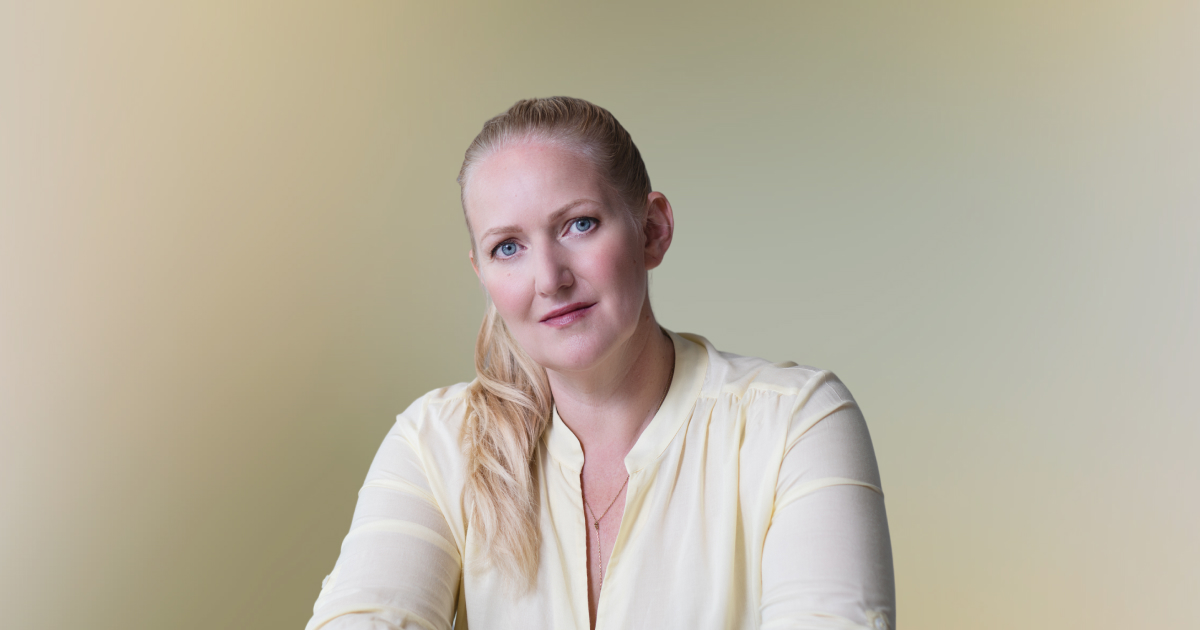 Kathrin Sch&uuml;rmann, Datenschutz- und Technologie-Expertin, Co-Gr&uuml;nderin von caralegal mit Brille und gepunktetem Hemd.