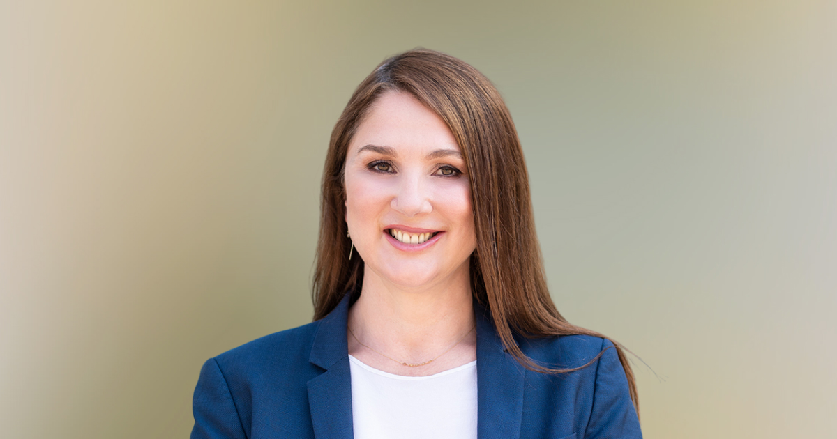 Simone Rosenthal, Gr&uuml;nderin und Beraterin bei caralegal mit neutralem Hintergrund.