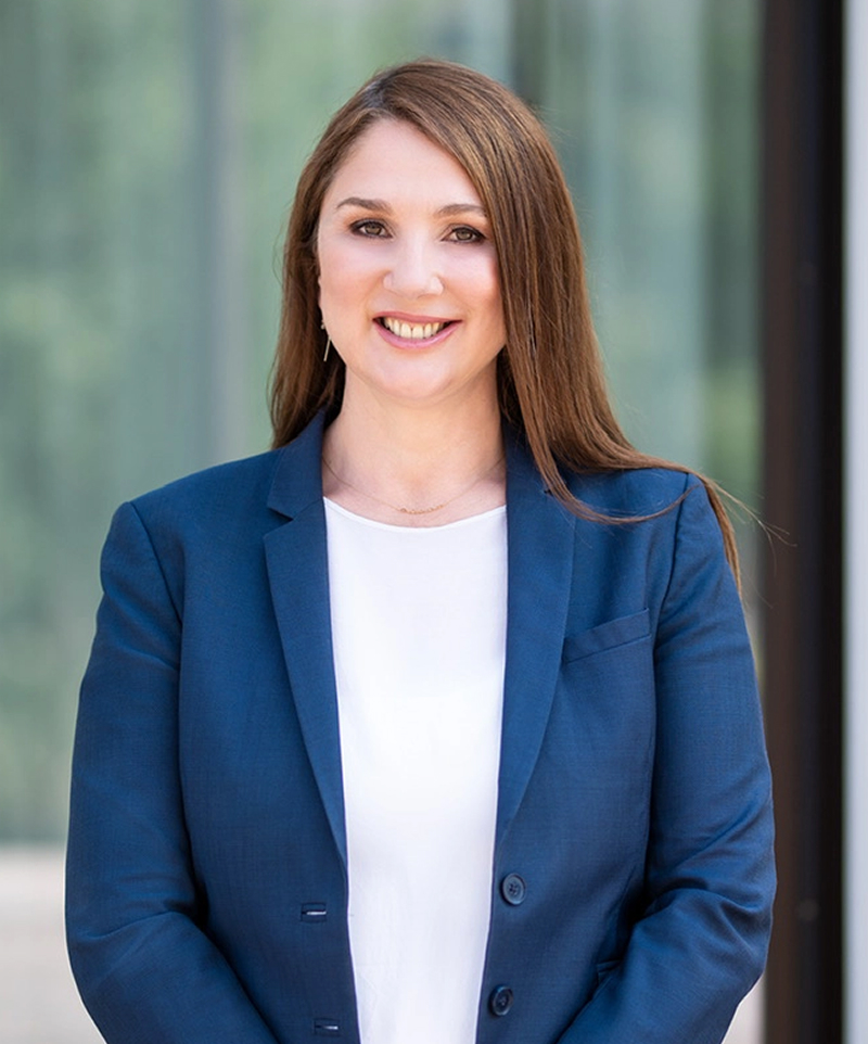 Simone Rosenthal, Gründerin und Beraterin bei caralegal, Ganzkörperfoto im Büro.
