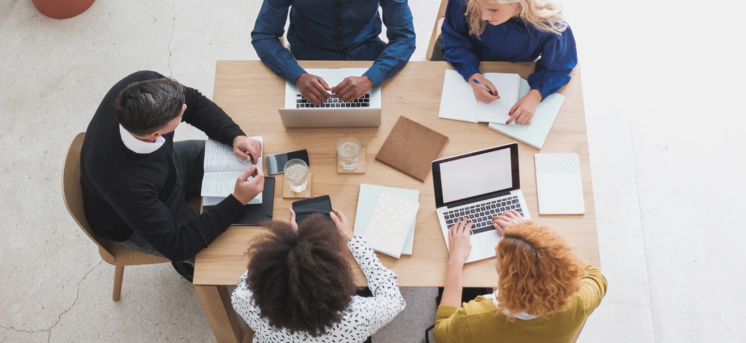 Cross-funktionales Team aus Legal, IT-Security und Compliance koordiniert den Import vorhandener VVT-, DSFA- und TOM-Dokumentation in caralegal.
