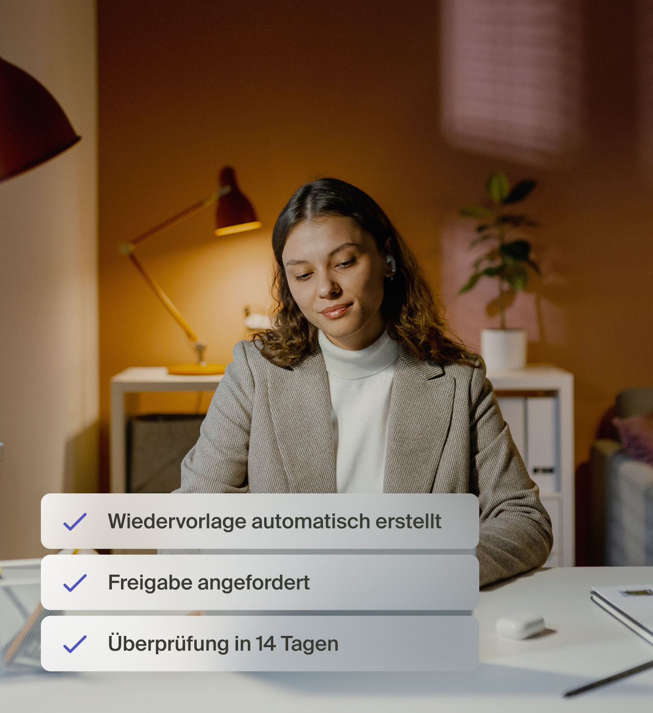 Person am Arbeitsplatz mit automatisch erstellten Wiedervorlagen und Freigaben