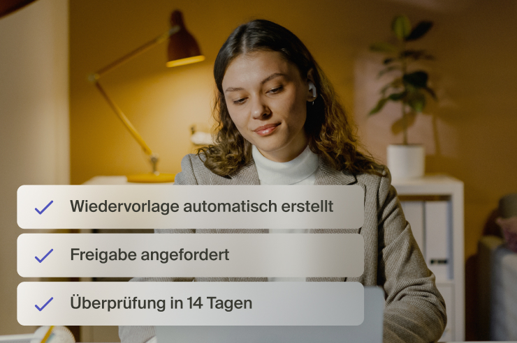 Person am Arbeitsplatz mit automatisch erstellten Wiedervorlagen und Freigaben