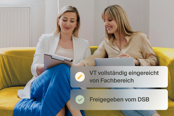 Zwei Personen am Arbeitsplatz verfolgen Freigabe einer Verarbeitungstätigkeit